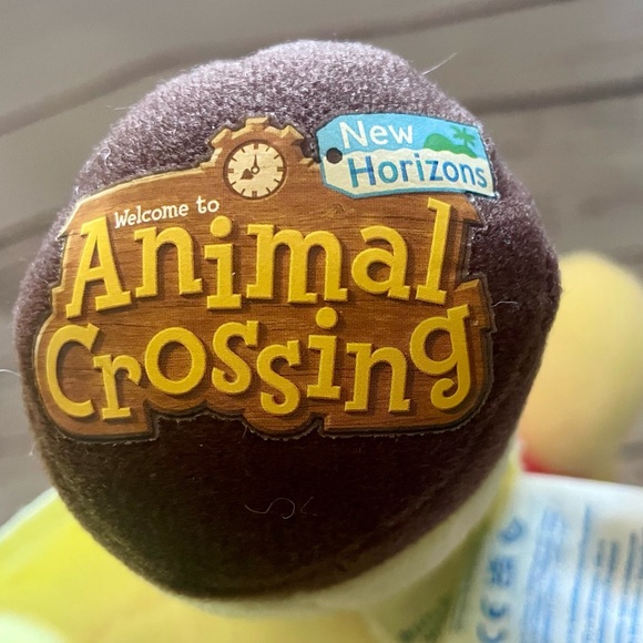 Build-A-Bear Animal Crossing: New Horizons Isabelle plush toy - Picture 3 of 6